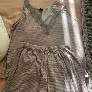 Tahari Women’s short pajama set. Size extra large